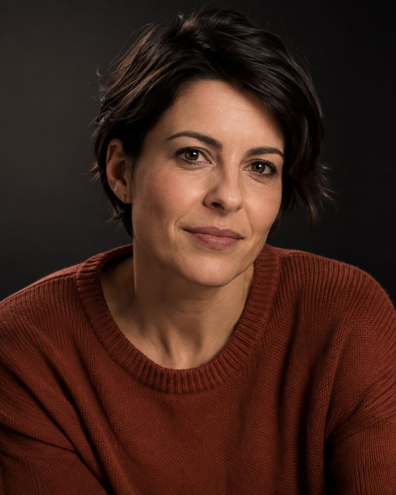 Inês Caldeira, malha de tijolo sem estampa, retrato de estúdio